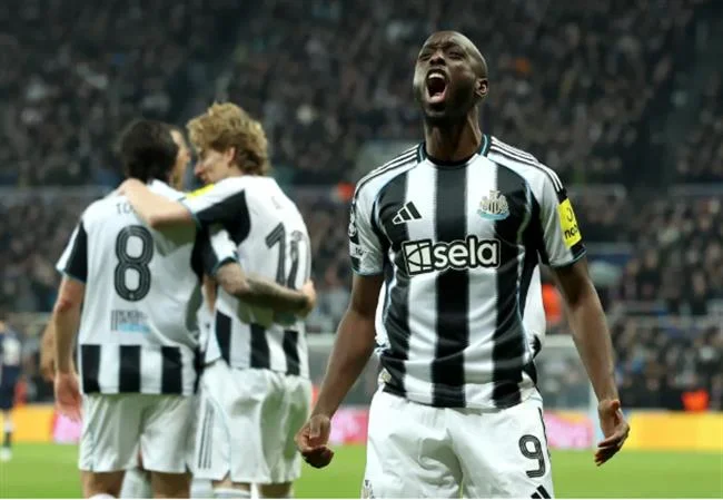 Hình ảnh minh họa các lớp bảo mật và mã hóa dữ liệu, biểu tượng ổ khóa an toàn trên nền tảng Hi8 uy tín